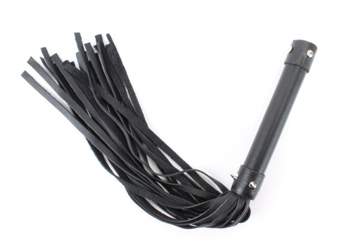 Черная плеть из натуральной кожи с проклепанной ручкой - 45 см. Черная плеть из натуральной кожи с проклепанной ручкой - 45 см.