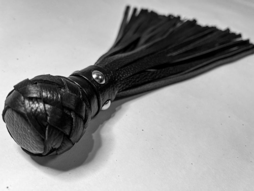 Черная генитальная кожаная плеть - 30 см. фото 4