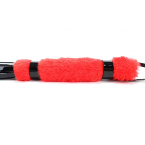 Черная лаковая плеть с красной меховой рукоятью - 44 см. фото 3