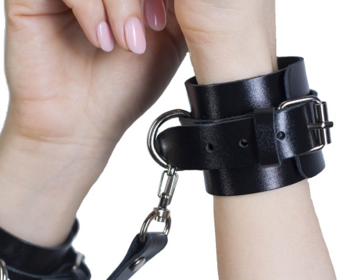 Черные кожаные наручники с соединением на карабинах фото 4