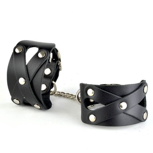 Черные кожаные наручники Цезарь с цепочкой на карабинах Черные кожаные наручники Цезарь с цепочкой на карабинах
