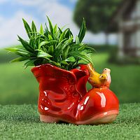 Красное керамическое кашпо в виде ботинка с птичками