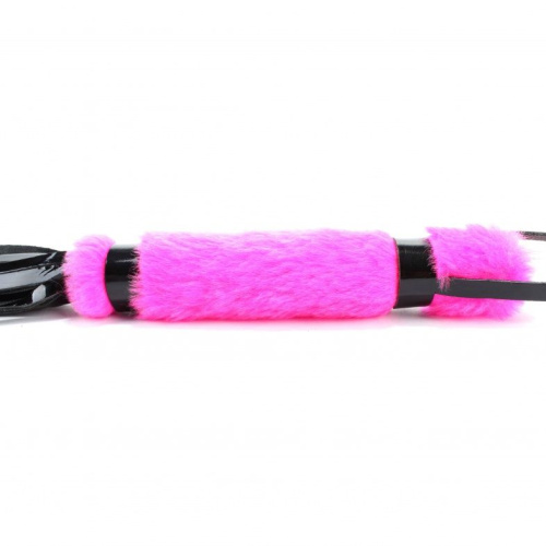 Черная лаковая плеть с розовой меховой рукоятью - 44 см. фото 3