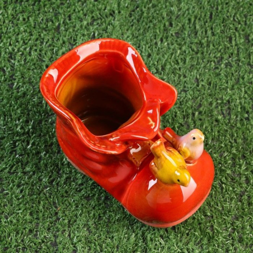 Красное керамическое кашпо в виде ботинка с птичками фото 6