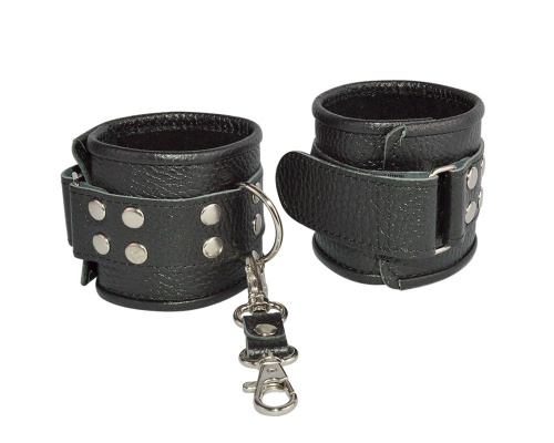 Чёрные кожаные наручники с ремешком с двумя карабинами фото 2