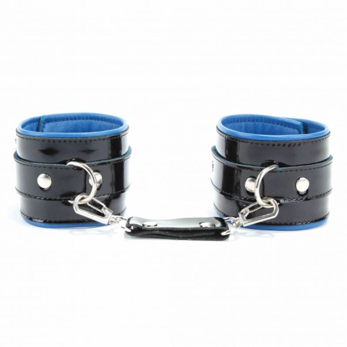 Чёрные лаковые наручники с синим подкладом фото 6