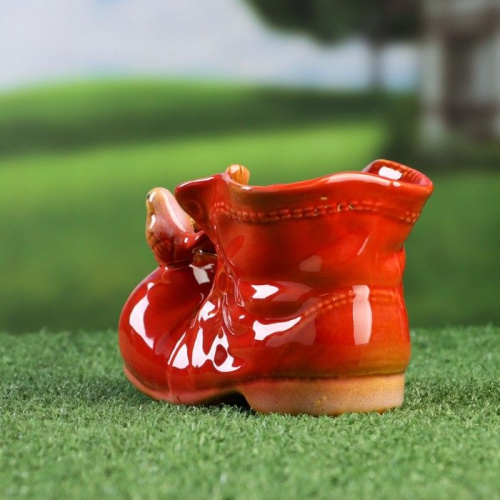 Красное керамическое кашпо в виде ботинка с птичками фото 4