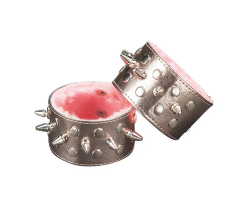 Напульсники цвета бронзы с шипами фото 2