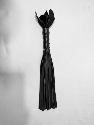 Черная кожаная плеть с лаковой розой в рукояти - 40 см. фото 3