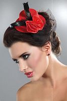 Красная шляпка с цветком и чёрными пёрышками
