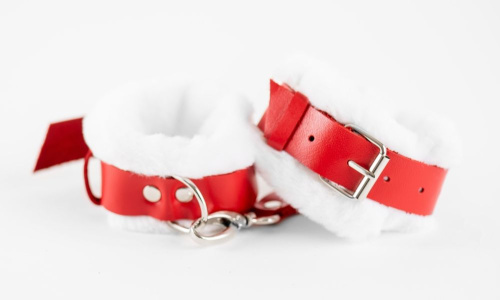Бело-красные кожаные наручники с нежным мехом фото 4