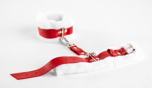 Бело-красные кожаные наручники с нежным мехом фото 3