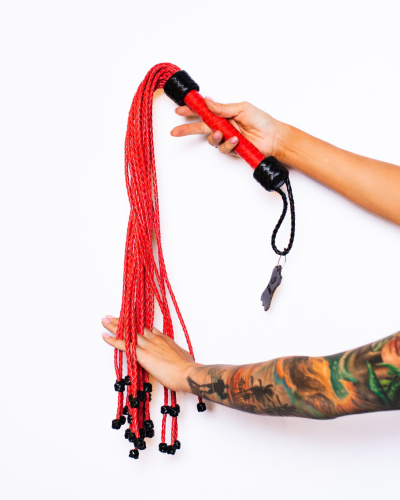 Красно-черный флоггер Scandal из натуральной кожи с бусинами на концах - 80 см. фото 4