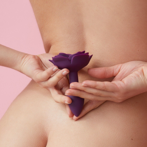 Фиолетовая анальная пробка с ограничителем-розой Open Rose Size S Butt Plug фото 5