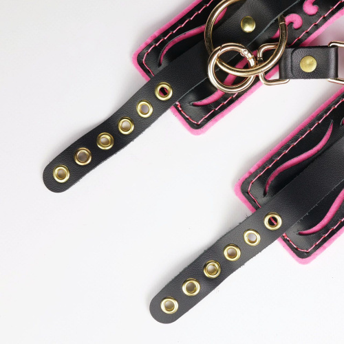 Черные кожаные наручники с розовой строчкой фото 5 Черные кожаные наручники с розовой строчкой фото 5
