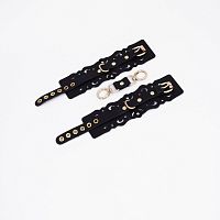 Черные кожаные наручники с узорами и золотистой фурнитурой