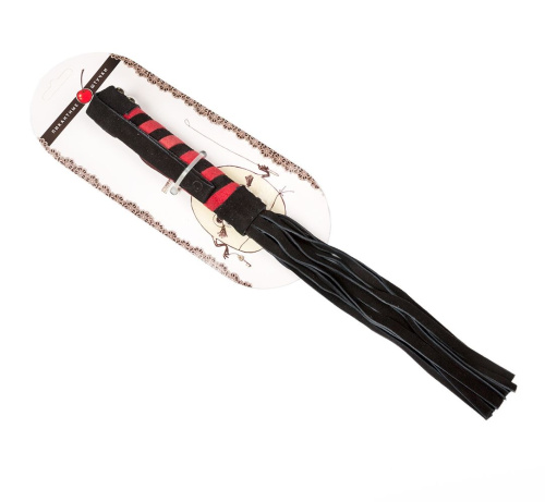 Маленькая плеть из замши с чёрно-красной рукоятью – 29 см. фото 2 Маленькая плеть из замши с чёрно-красной рукоятью – 29 см. фото 2