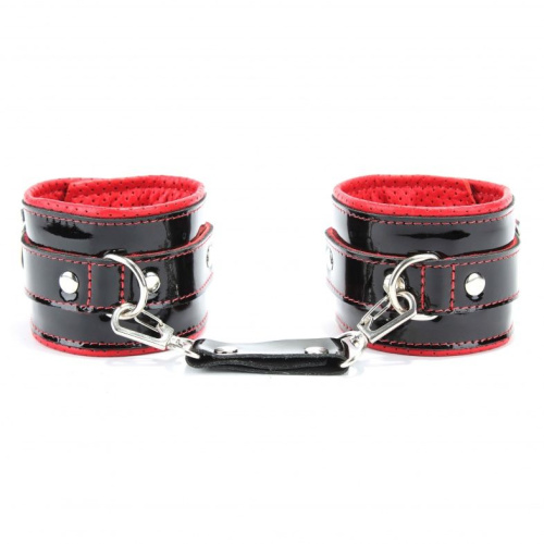 Чёрно-красные лаковые перфорированные наручники фото 5