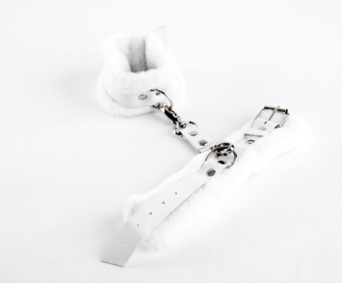 Белые кожаные наручники с нежным мехом фото 4