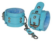 Голубые лаковые наручники с меховой отделкой
