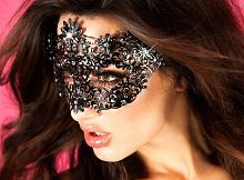 Откровенный аксессуар - маска со сверкающими кристаллами