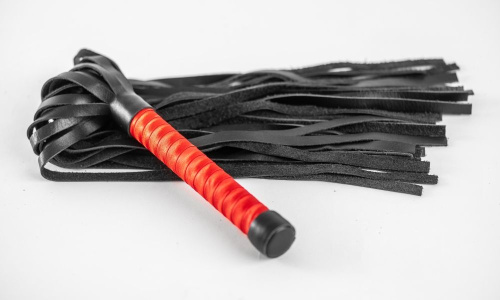 Черная кожаная плеть с красной ручкой - 50 см. фото 5