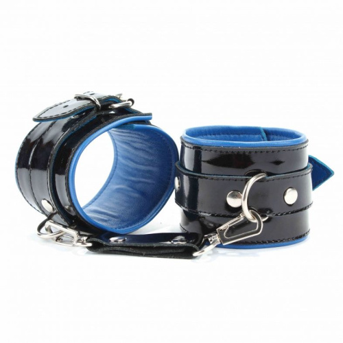 Чёрные лаковые наручники с синим подкладом фото 7