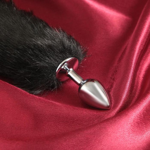 Серебристая анальная втулка с черным хвостиком фото 3