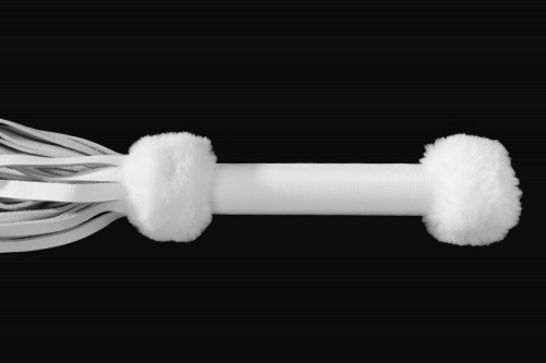 Белая многохвостая плеть с белой опушкой на рукояти фото 3