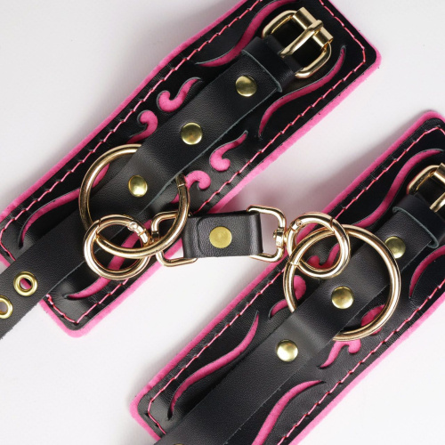 Черные кожаные наручники с розовой строчкой фото 6 Черные кожаные наручники с розовой строчкой фото 6