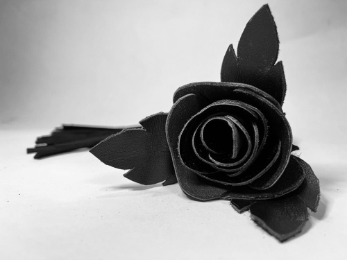 Черная замшевая плеть с лаковой розой в рукояти - 40 см. фото 2