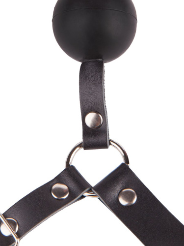Чёрный кляп-шар на кожаных ремешках с пряжкой фото 4