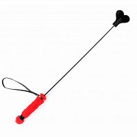 Черный лаковый стек с красной меховой ручкой - 61 см.