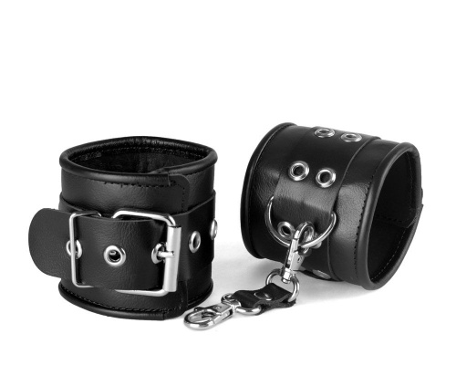 Черные кожаные наручники с ремешком с двумя карабинами на концах фото 2