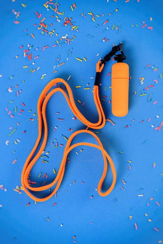 Оранжевая вибропуля на ремешке - 5,5 см. фото 5