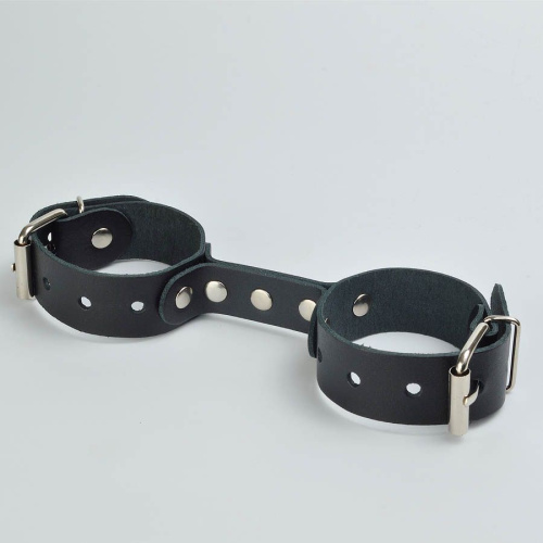 Черные кожаные наручники-фиксатор фото 2