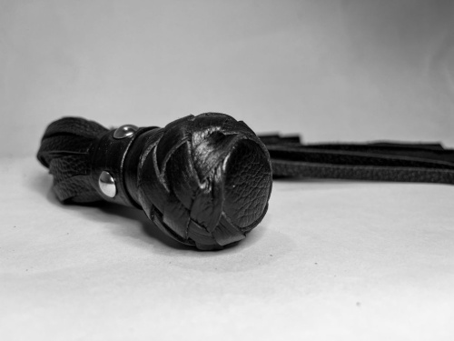 Черная генитальная кожаная плеть - 30 см. фото 3