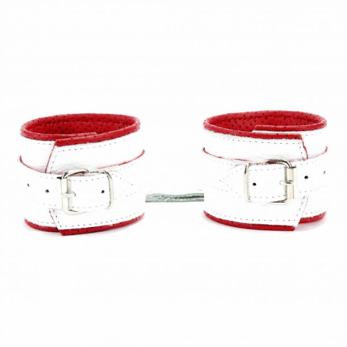 Бело-красные кожаные наручники с кольцом фото 3