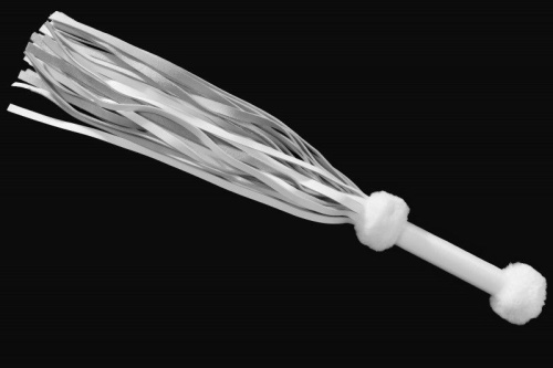 Белая многохвостая плеть с белой опушкой на рукояти фото 4