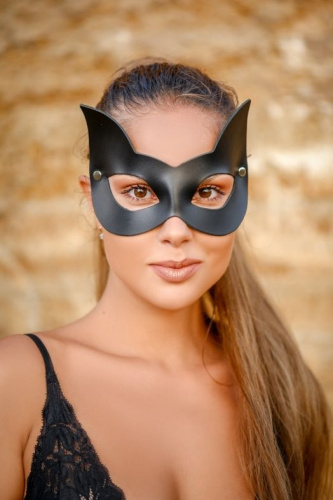 Черная кожаная маска с прорезями для глаз и ушками фото 3
