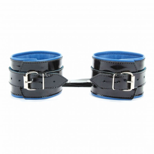 Чёрные лаковые наручники с синим подкладом фото 5