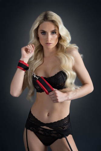 Красно-чёрные полиуретановые наручники Luxurious Handcuffs фото 2