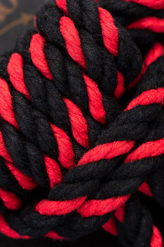 Черно-красные наручники-оковы ’’Узел-омега’’ из хлопковой веревки фото 5