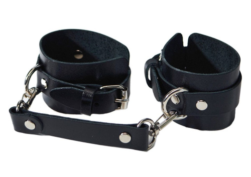 Черные кожаные наручники с соединением на карабинах фото 2