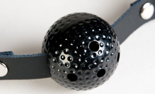 Чёрный пластиковый кляп-шар на кожаных ремешках фото 6