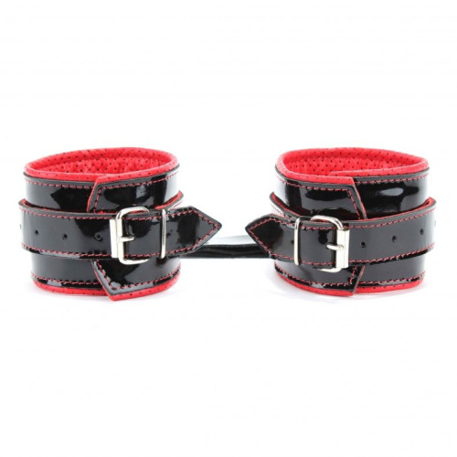 Чёрно-красные лаковые перфорированные наручники фото 6