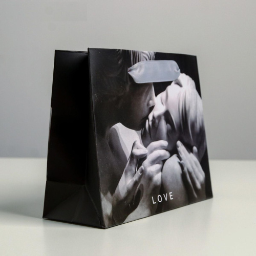 Маленький бумажный подарочный пакет LOVE - 15 х 12 см. фото 2