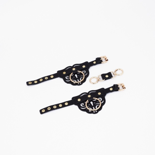 Черные кожаные наручники с клепками, кольцами и золотистой фурнитурой фото 2 Черные кожаные наручники с клепками, кольцами и золотистой фурнитурой фото 2