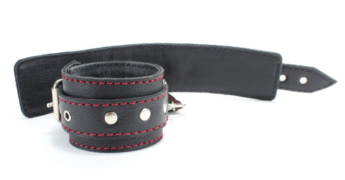 Черные наручники из натуральной кожи с красной строчкой фото 3