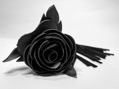 Черная замшевая плеть с розой в рукояти - 40 см. фото 2